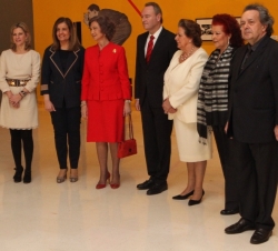 Fotografía de grupo de Doña Sofía junto al presidente de la Generalitat Valenciana, la ministra de Empleo y Seguridad Social, la delegada del Gobierno